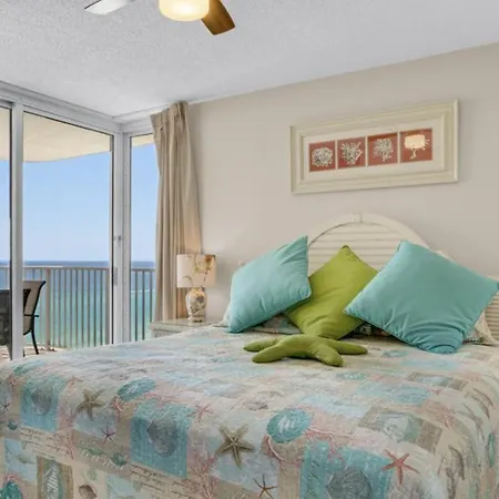 Coastal Hideaway: Cozy Beachfront Studio - Sleeps 4 With Stunning Views!